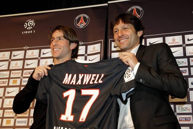 Maxwell - Leonardo (manager du PSG) Football : Maxwell nouvelle recrue du Paris Saint Germain - Conference de presse - 12.01.2012 MarineAndrieux Panoramic 