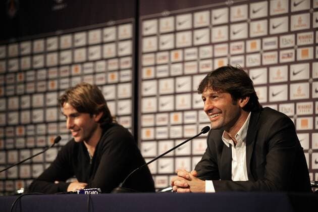 Maxwell - Leonardo (manager du PSG) Football : Maxwell nouvelle recrue du Paris Saint Germain - Conference de presse - 12.01.2012 MarineAndrieux Panoramic 