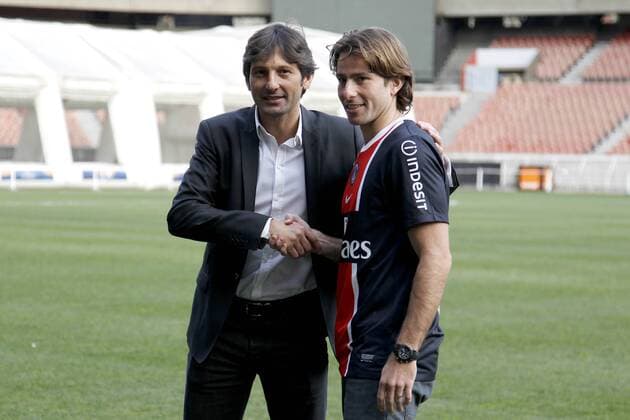 Maxwell - Leonardo (manager du PSG) Football : Maxwell nouvelle recrue du Paris Saint Germain - Conference de presse - 12.01.2012 MarineAndrieux Panoramic 
