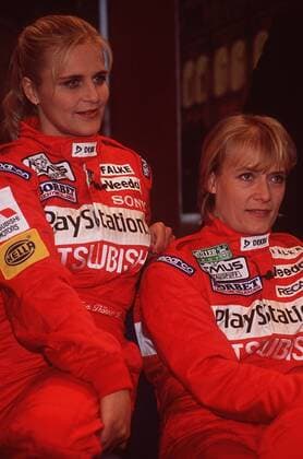Tina Thörner (li.) mit Jutta Kleinschmidt 01 99 her Frau Auto Autosport Motor Motorsport Rallye Rallyesport Rallyefahrer blond langhaarig sportlich Overall rot halb hoch sitzend