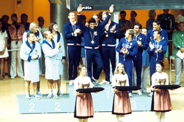 Siegerehrung 4x200m Staffel Olympische Spiele 1972 in München: Olympiasieger USA (Mitte) u.a. mit Mark Spitz (vorn) zwischen BR Deutschland (li.) und UdSSR