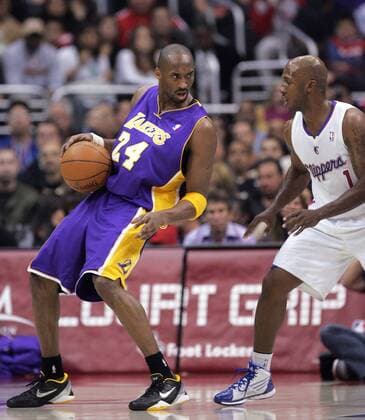 Los Angeles Lakers Kobe Bryant(L) poses up against Los Angeles Clippers Chauncey Billups in the first half during a NBA Basketball Herren USA game at Staples Center in Los Angeles, California on Jan. 14, 2012. Clippers won 102-94. (Xinhua Ringo H.W. Chiu)(ldj) US-LOS ANGELES-NBA-LAKERS VS CLIPPERS 