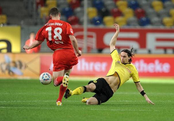 15-01-2012, Fussball, Saison 2011-2012, Stadtwerke Düsseldorf Wintercup in der Esprit Arena, Fortuna Düsseldorf - Borussia Dortmund, Neven Subotic (Borussia Dortmund), re., gegen Thomas Bröker (Fortuna Düsseldorf)