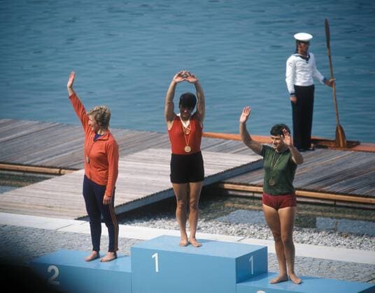 Siegerehrung 500m Einerkajak Olympische Spiele 1972 in München: Olympiasiegerin Yuliya Riabchynska (UdSSR, Mitte) zwischen Mieke Jaapies (Niederlande, li.) und Anna Pfeffer (Ungarn)