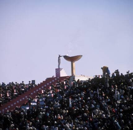 Eröffnungsfeier der Olympischen Winterspiele 1972 in Sapporo: Fackelträger Hikeki Takada (Japan) entzündet das Olympische Feuer