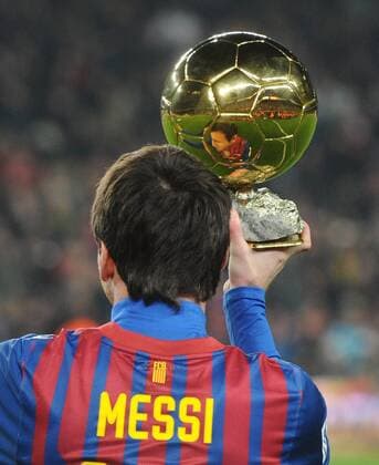 Lionel Messi (Barcelone) avec le ballon d or - goldener Ball für den Weltfußballer 2011 Football : FC Barcelona vs. Real Betis Sevilla - Liga - 15.01.2012 PacoLargo Panoramic 