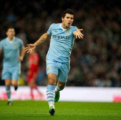 Manchester City s Sergio Kun Agüero celebrates scoring the first goal against Liverpool during the Premiership match at the City of Manchester Stadium. xHOCHxZWEIx xPropagandax