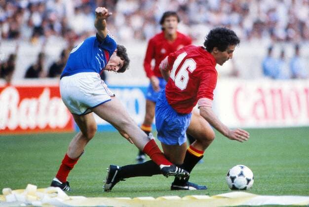 Fußball, EM Finale 1984 in Paris, Frankreich - Spanien Lopez Alfaro - Spain Fernandez (France) - France vs. Spain - The European Championships Final 1984. Paris, France 27 06 84. 