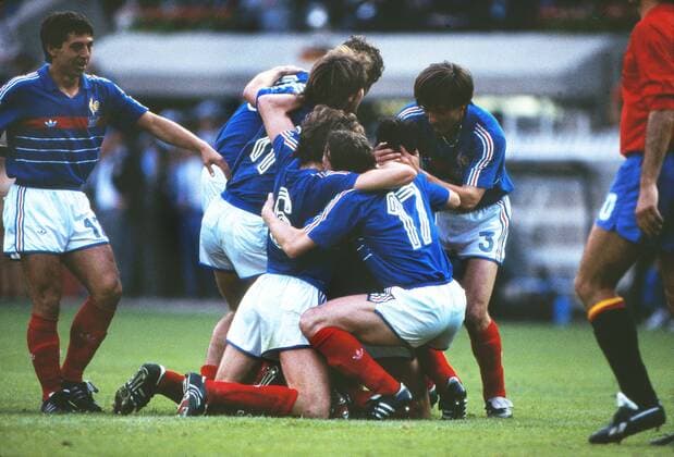 Fußball, EM Finale 1984 in Paris, Frankreich - Spanien Michel Platini (France) is mobbed by team mates after scoring the winning goal. - France vs. Spain - The European Championships Final 1984. Paris, France 27 06 84. 