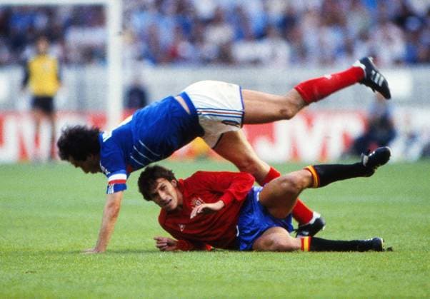 Fußball, EM Finale 1984 in Paris, Frankreich - Spanien Victor Munoz - Spain flies in with a tackle on Michel Platini (France) - France vs. Spain - The European Championships Final 1984. Paris, France 27 06 84. 