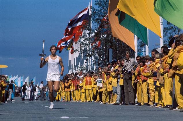 Eröffnungsfeier der Olympischen Spiele München 1972 in Kiel Schilksee, dem Austragungsort der Segelwettbewerbe: Fackelträger bringt das Olympische Feuer