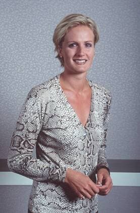Kristin Otto (Journalistin, Moderatorin) 08 00 pp Frau Schwimmen Journalismus TV Fernsehen Moderation Publizistik Sport-Moderatorin ZDF Moderatorin blond blondiert kurzhaarig kurze Haare Schmuck Ohrring Ohrringe leger Bluse lächelnd stehend halb hoch Fototermin ZDF-Programm-Pressekonferenz am 22.08.2000 in Düsseldorf
