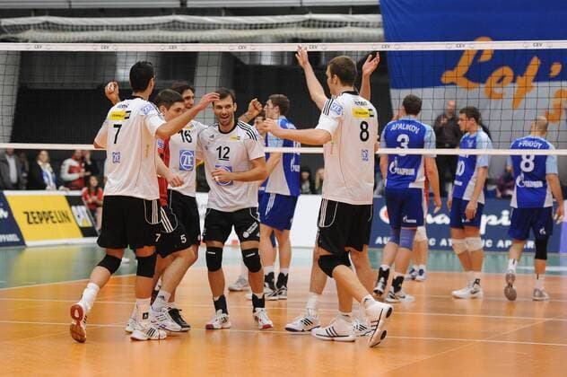 Jubel beim VfB Friedrichshafen nach dem gewonnenen dritten Satz. Mitte Joao JOSE (VfB Friedrichshafen). Action,Aktion Volleyball, 1. Bundesliga, Maenner, 2012 CEV Volleyball Champions League, VfB Friedrichshafen - Zenit Kazan (RUS), 18.01.2012