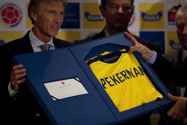 (120118) -- BOGOTA, Jan. 18, 2012 (Xinhua) -- Argentine coach Jose Nestor Pekerman (L) shows his Colombian national team jersey during a press conference in Bogota Colombia, on Jan 18, 2012.(Xinhua Eliana Aponte) (py)(dlq) COLOMBIA-BOGOTA-NEW COACH 