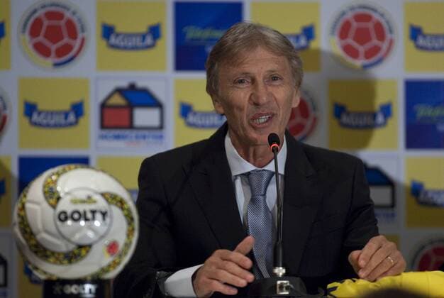 (120118) -- BOGOTA, Jan. 18, 2012 (Xinhua) -- Argentine coach Jose Nestor Pekerman speaks during a press conference in Bogota, on January 18, 2012. Pekerman was presented as new coach of the Colombian national football team. (Xinhua Eliana Aponte) (py)(dlq) COLOMBIA-BOGOTA-NEW COACH 