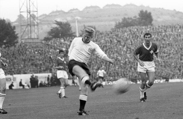 WM 1966 in Sheffield - BR Deutschland - Schweiz 5:0 - Helmut Haller (BRD, vorn)