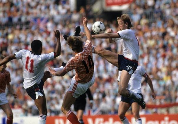 Euro 1988 in Düsseldorf - Niederlande - England 3:1 - Wim Kieft (Niederlande, Mitte) gegen John Barnes (li.) und Mark Wright (beide England)