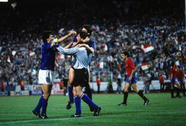 Euro 1988 in Frankfurt am Main - Italien - Spanien 1:0 - Schlussjubel Italien mit Paolo Maldini (li.) und Torwart Walter Zenga