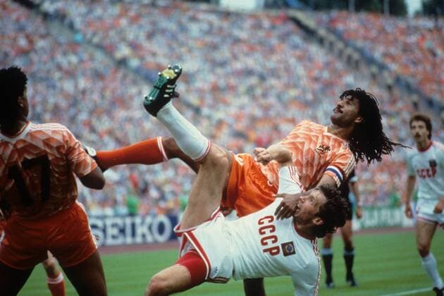 Fußball, EM Finale 1988 in München, Niederlande - Sowjetunion 2:0 Niederlande - UDSSR 2:0 - Ruud Gullit (Niederlande, obenauf) gegen Oleg Protasov (UDSSR)