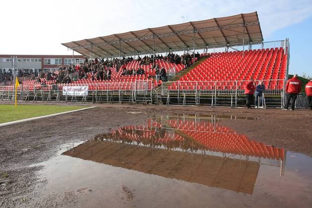 20.11.2010 Fußball Regionalliga Nord Männer Hallescher FC HFC - Der durch Regen durchnässte Erdgas Sportpark
