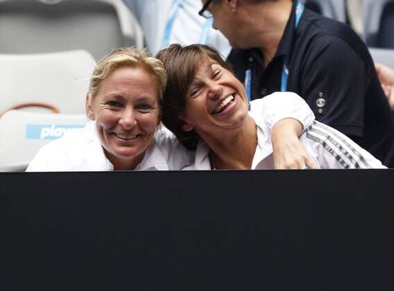 Australian Open 2012, Melbourne Park, ITF Grand Slam Tennis Tournament . L-R. Fed Cup Team Chefin Barbara Rittner und Fussballerin Ariane Hingst amüsieren sich auf der Zuschauer Tribüne, Querformat,