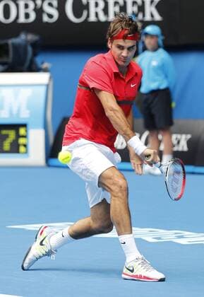 Australian Open 2012, Melbourne Park, ITF Grand Slam Tennis Tournament, Roger Federer (SUI), Aktion, Einzelbild, Ganzkörper, Hochformat,