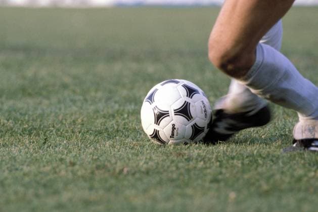 Euro 1980 in Neapel - Fussballer am Adidas Tango Ball