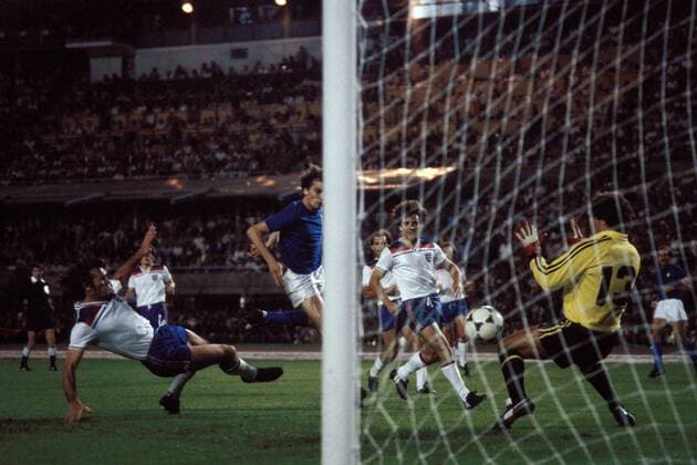 EM 1980 in Turin - Italien - England 1:0 - Marco Tardelli (Italien, Mitte) erzielt das Tor zum 1:0 gegen Torwart Peter Shilton (re.), Kevin Keegan (2.v.re.) und Dave Watson (alle England)