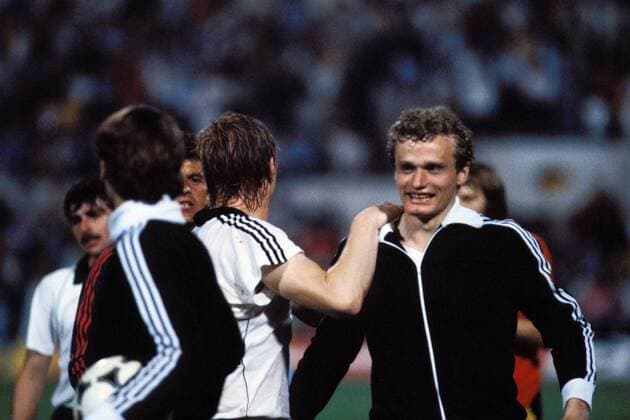 EM Finale 1980 in Rom - Die BR Deutschland ist Europameister - Hans Peter Briegel (BRD, re.) jubelt