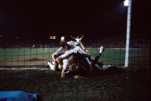 EM Finale 1980 in Rom - Die BR Deutschland ist Europameister - Karlheinz Förster (obenauf) feiert mit seinen Teamkollegen