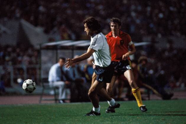 EM Finale 1980 in Rom - BR Deutschland - Belgien 2:1 - Bernd Cullmann (BRD, li.) gegen Julien Cools (Belgien)