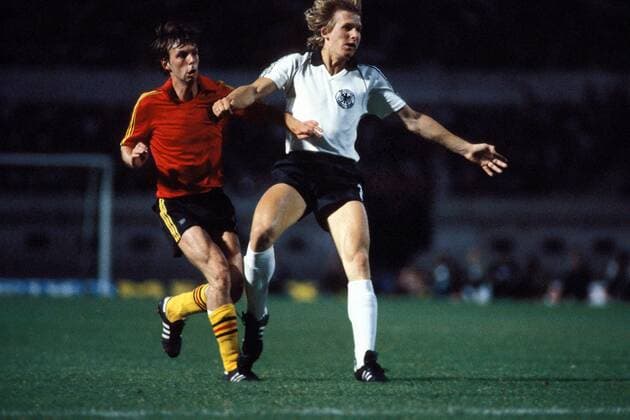 EM Finale 1980 in Rom - BR Deutschland - Belgien 2:1 - Bernd Schuster (BRD, re.) gegen Raymond Mommens (Belgien)