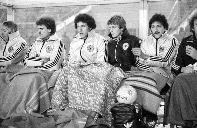 Ersatzbank der BR Deutschland mit v.li.: Masseur Erich Deuser, Ronald Borchers, Klaus Toppmöller, Karlheinz Förster