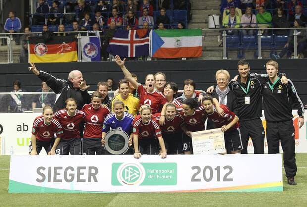 DFB Frauen Saison 2011 2012 Hallenpokal der Frauen Der 1.FFC Frankfurt feiert den Titel