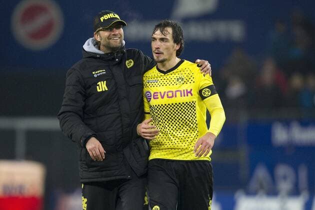 Trainer Juergen KLOPP (Jürgen, li.) und Mats HUMMELS (beide DO) freuen sich über den Sieg, Jubel, jubeln, Freude, cheers, Schlussjubel, halbe Figur, Halbfigur, Fussball 1. Bundesliga, Spieltag 18, Hamburger SV (HH) - Borussia Dortmund (DO) 1:5, am 22.01.2012 in Hamburg Deutschland