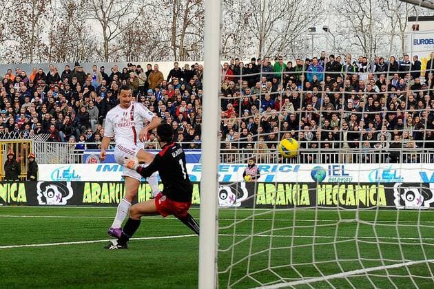 Novara, 22.01.2012 - Serie A 2011 2012 - Novara Calcio vs AC Milan - Zlatan Ibrahimovic erzielt das Tor zum 0:1 gegen Samir Ujkani 