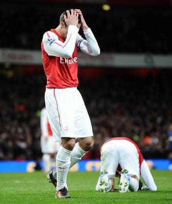 Football - Premier League - Arsenal vs. Manchester United Robin van Persie (Arsenal) holds his head in his hands after missing from 10 yards out 