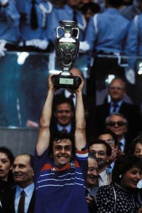 EM Finale 1984 in Paris - Michel Platini (Frankreich) präsentiert stolz den Coupe Henri Delaunay