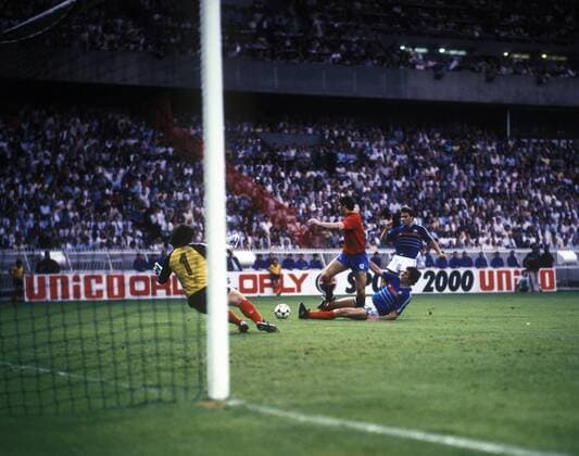 Fußball, EM Finale 1984 in Paris, Frankreich - Spanien EM Finale 1984 in Paris - Frankreich - Spanien 2:0 - Carlos Alonso Santillana (Spanien, 2.v.li.) gegen Bruno Bellone (re.), Maxime Bossis (u.) und Torwart Joel Bats (alle Frankreich)