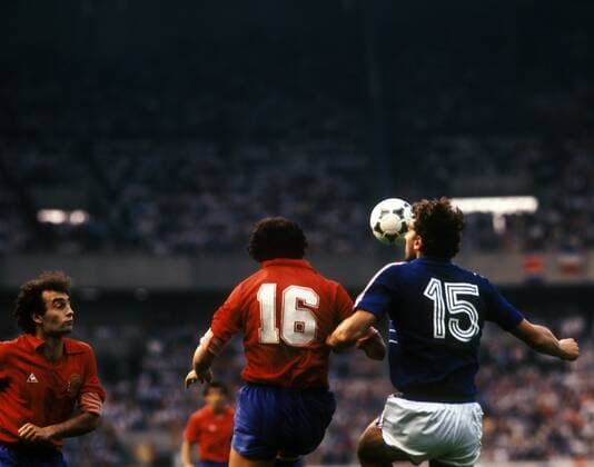 Fußball, EM Finale 1984 in Paris, Frankreich - Spanien EM Finale 1984 in Paris - Frankreich - Spanien 2:0 - Yvon Le Roux (Frankreich, re.) gegen Jose Francisco Lopez (Mitte) und Ricardo Gallego (beide Spanien)