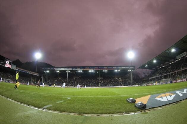 roter Abendhimmel über Stadion. Fussball, 1. Bundesliga, SC Freiburg (FR) - 1:0 18. Spieltag am 21.01.2012 in FREIBURG MEGA - SOLAR - STADION Deutschland.