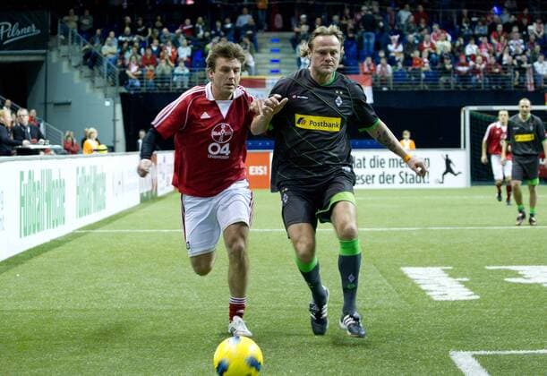 Zweikampf - Bernd Schneider (li.,Bayer Leverkusen) gegen Jörg Neun (Borussia Mönchengladbach) - FlexStrom Cup 2012 in der Max Schmeling Halle Berlin - Aktion,14.01.2012,Deutschland,Fußball,Mann,Männer