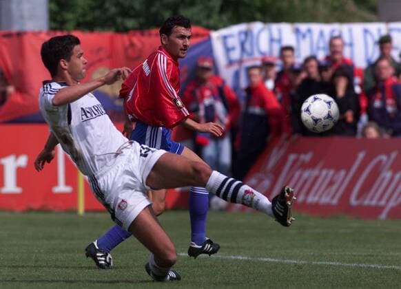 SpVgg Unterhaching - Bayer Leverkusen 2 - 0 , von links : Michael Ballack ( Leverkusen ) Altin Rraklli ( Unterhaching ) Eigentor von Michael ballack