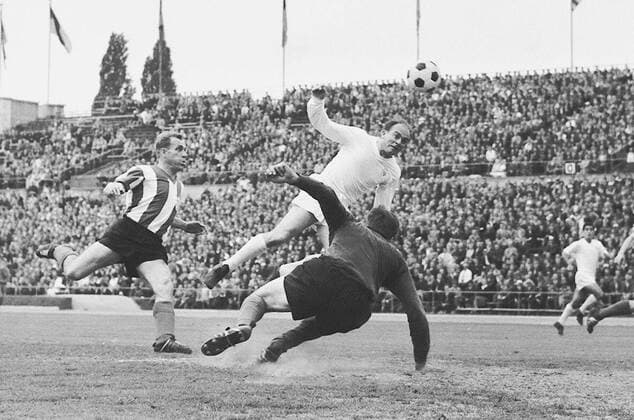 SV Stuttgarter Kickers - Real Madrid, 1963 : Alfredo di Stefano (Real Madrid, Mitte) gegen Ludwig Hinterstocker (Stuttgarter Kickers, li.)