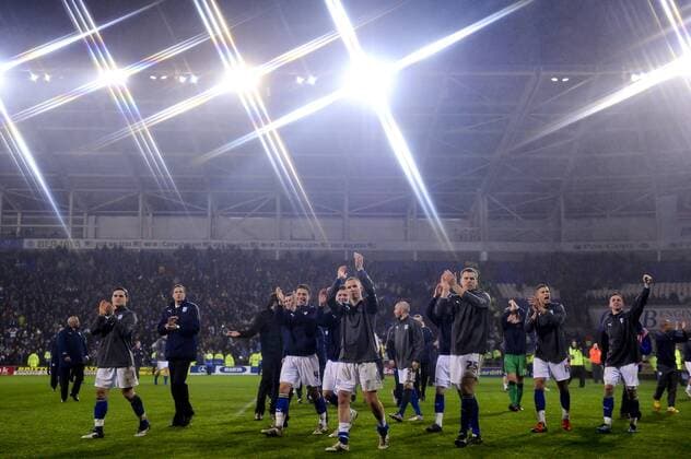 24.1.2012 Cardiff, Wales. The Cardiff team parade round the pitch after winning the penalty shootout during the Carling Cup Semi-Final second leg football match between Cardiff City and Crystal Palace at Cardiff City Stadium. xRoganxThomsonx  ActionPlus11238357
