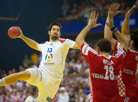 Handball Novi Sad (SRB) 24.01.2012 Europameisterschaften der Herren Männer 2012 Hauptrunde Gruppe B Frankreich (FRA) - Kroatien (CRO) Nikola Karabatic (Frankreich, No.13) Zeljko Musa (Kroatien, No.28) Marko Kopljar (Kroatien, No.08) re.