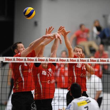Viel zu tun für den Block aus Rottenburg. Action,Aktion Volleyball, 1. Bundesliga, Männer, VfB Friedrichshafen - EnBW TV Rottenburg , 25.01.2012
