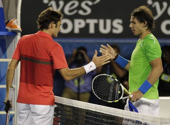 Australian Open 2012, Melbourne Park,ITF Grand Slam Tennis Tournament, Roger Federer (SUI) gratuliert dem Sieger Rafael Nadal(ESP), Halbkörper,Querformat,