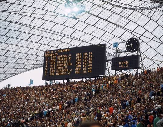 Anzeigetafel im Münchner Olympiastadion präsentiert das Endergebnis des 100m Laufes der Herren mit Olympiasieger Valeri Borzov (UDSSR)