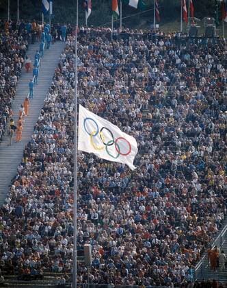 Eröffnungsfeier der olympischen Sommerspiele 1972 in München - Die Olympiafahne wird gehisst